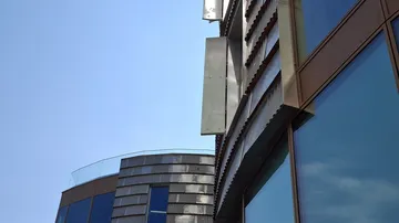 窓に光を返す覆いのある建物