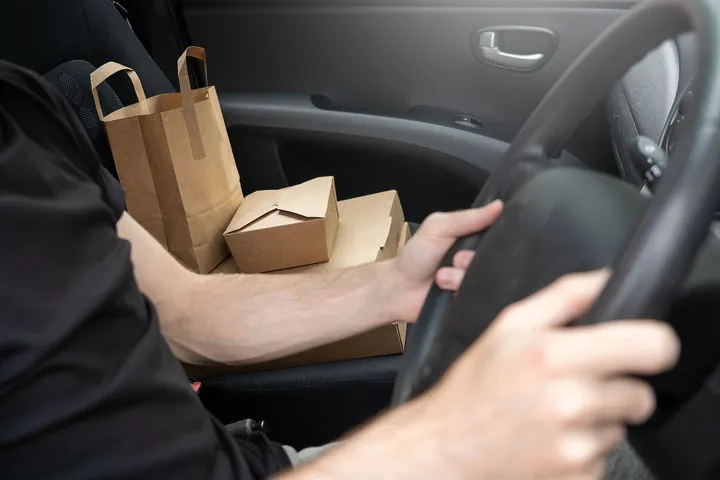 助手席に置いた荷物