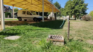区画の電源の箱と車
