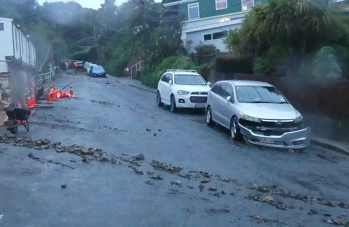 豪雨のあとの道路と傷んだ車