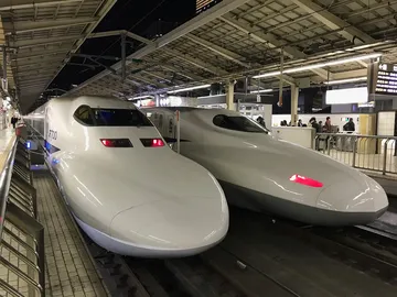 東京駅に並ぶ東海道新幹線