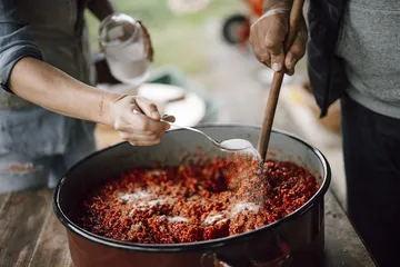 屋外で料理をする手元