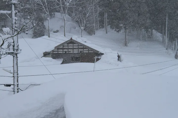 雪に埋もれた家（新潟県十日町市 小白倉）