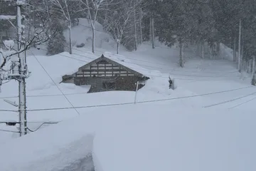 雪に埋もれた家（新潟県十日町市 小白倉）