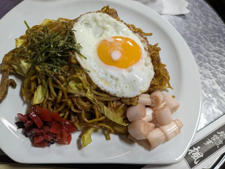 目玉焼きをのせた焼きそば