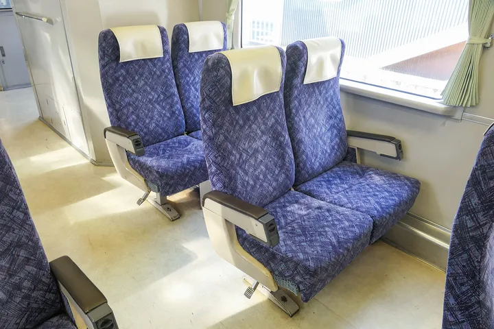 座席の並ぶ車内