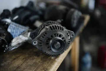 オルタネーター（発電機）