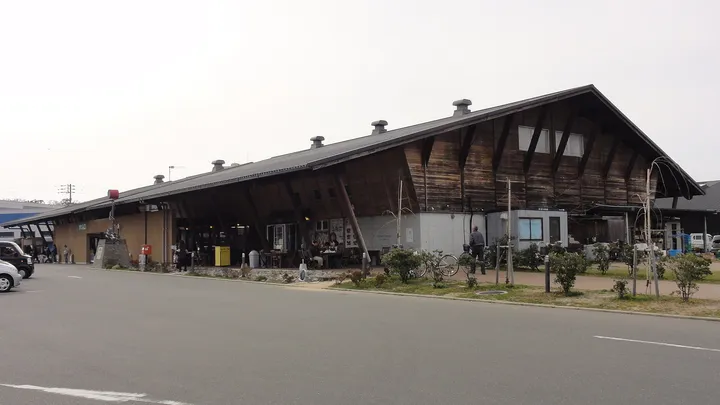 地域の物を売る施設と駐車場