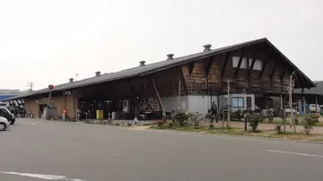 地域の物を売る施設と駐車場