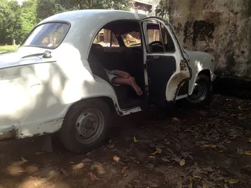 ドアを開けた古い車