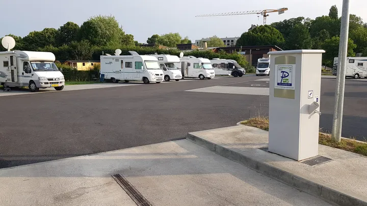 区画に電源と給水の柱があるキャンピングカーの駐車場