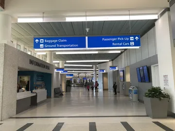 空港のレンタカーの案内