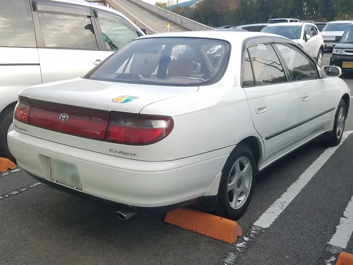 高齢運転者の印をつけた車