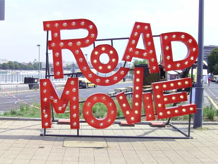 「ROAD MOVIE」の文字の飾り（ハンガリー）