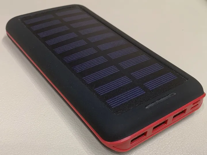ソーラーパネル付きのモバイルバッテリー