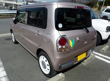 初心者マークを付けた車