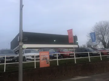 自動車の販売店