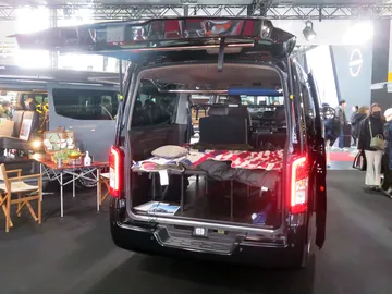 展示会のバンの荷室の収納