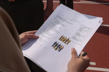 点検表を見る手元
