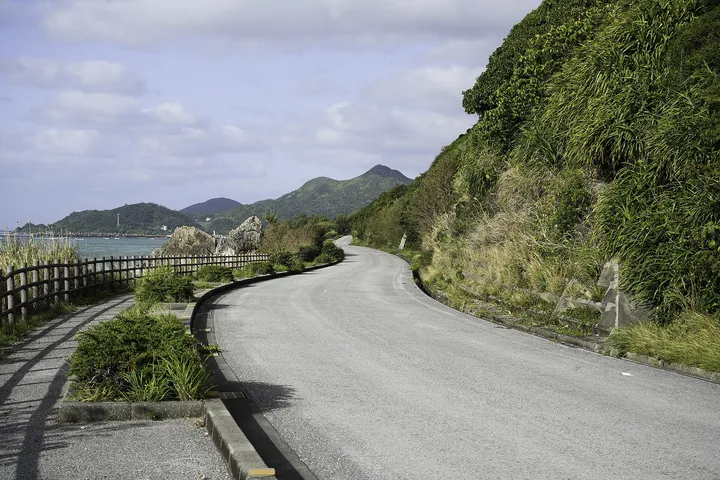 伊平屋島の海沿いの道（沖縄県）