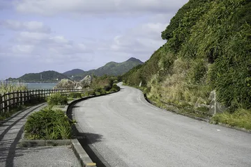 伊平屋島の海沿いの道（沖縄県）