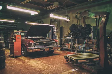 整備工場の中の車