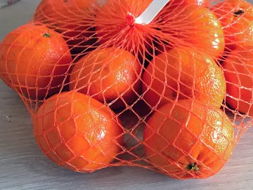 網の袋に入れた果物