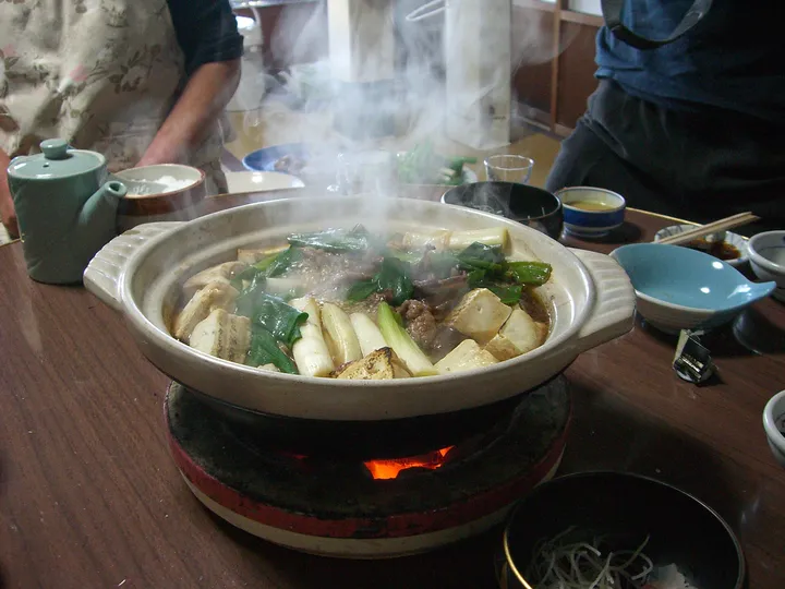 土鍋で煮る鍋料理