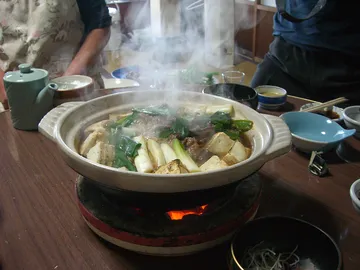 土鍋で煮る鍋料理