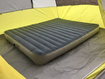 空気を入れるマット