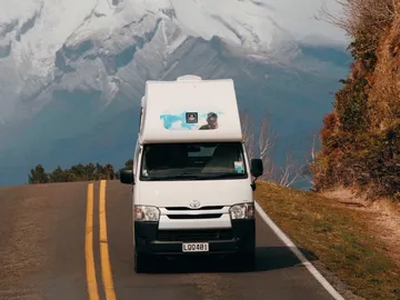 山道を走るキャンピングカー