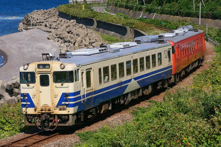 海沿いを走る列車（五能線）
