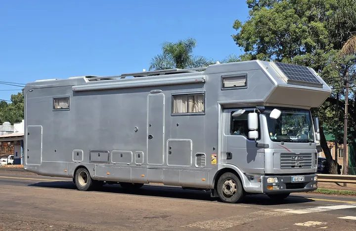 屋根に太陽電池を載せたキャンピングカー