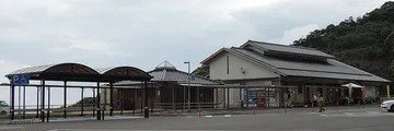 昼のパーキングエリアの駐車場と休憩所（明石PA）
