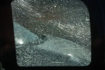 割れた窓ガラス