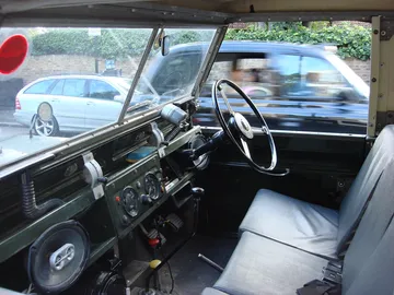 車の運転席
