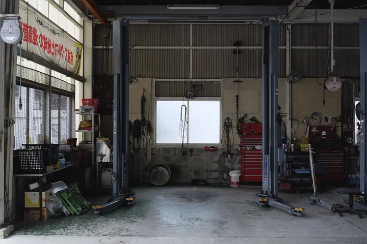 整備工場の作業場