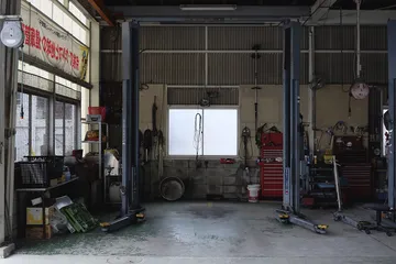 整備工場の作業場