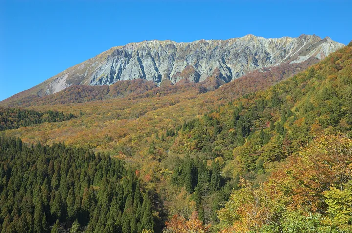 鍵掛峠から見た大山の南壁（鳥取県）