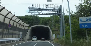 高速道路のトンネルの入口