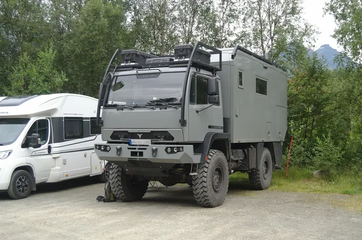 軍用トラックを元にした探検用の車