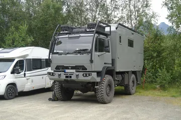 軍用トラックを元にした探検用の車