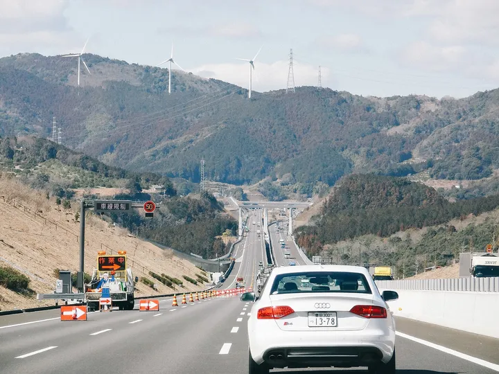 山あいの高速道路