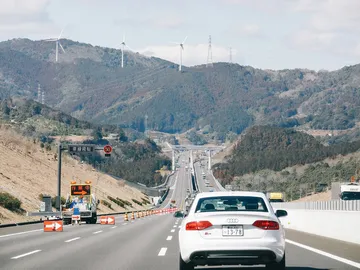 山あいの高速道路