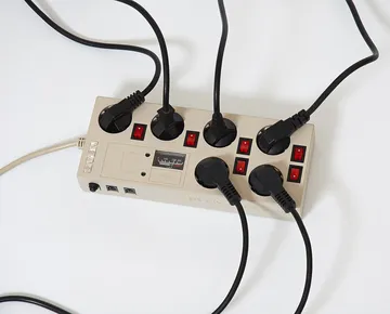 電源タップにつないだ電気の線