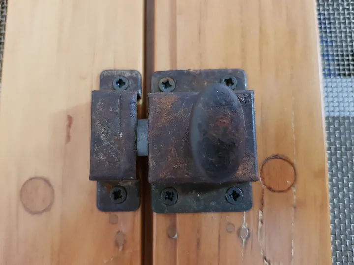 扉の留め金