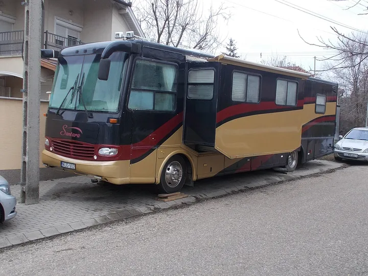 観光バスを元にしたキャンピングカー