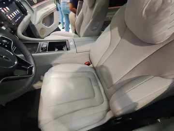 車の運転席