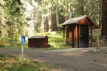 キャンプ場の区画と小屋