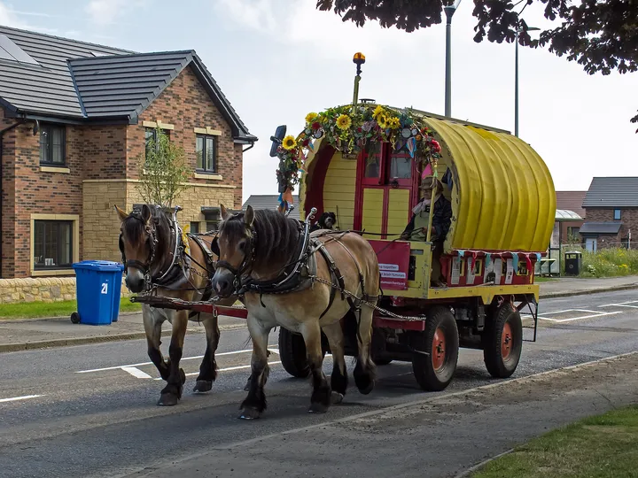 馬が引く昔ながらの旅の車（英国）
